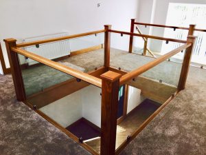 Oak, Double Landing, Carpeted, Chrome Glass