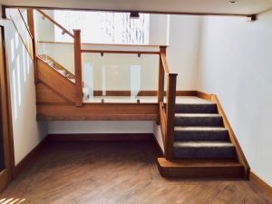 Oak, Double Landing, Carpeted, Chrome Glass