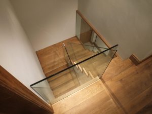 modern cut string with glass staircase